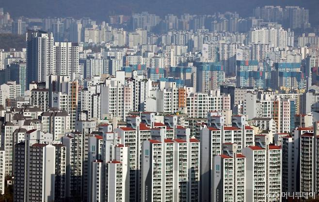 (서울=뉴스1) 김명섭 기자 = 13일 부동산 업계에 따르면 국토교통부는 연말까지 추가 주택공급 대책을 발표할 방침이다.   공급 방안으로는 유휴부지 추가 확보가 유력하게 거론된다. 서울 내 가용 부지가 한정된 상황에서 빠르고 많은 공급을 위해 선택지가 제한적이기 때문이다. 또한 그린벨트 해제 역시 유력한 방안 중 하나다. 서울에 남은 그린벨트는 약 150㎢로, 서울 전체 면적의 4분의 1에 해당한다. 일부만 해제돼도 도심 내 중규모 택지 확보가 가능하다. 사진은 이날 서울의 아파트 단진 모습. 2025.11.13/뉴스1  Copyright (C) 뉴스1. All rights reserved. 무단 전재 및 재배포,  AI학습 이용 금지. /사진=(서울=뉴스1) 김명섭 기자