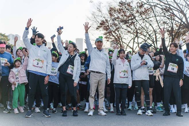 오세훈 서울시장이 16일 오전 서울 마포구 월드컵공원 내 평화의광장에서 '쉬엄쉬엄 런' 행사 출발선에서 참여자들과 달릴 준비를 하고 있다.  /사진=서울시
