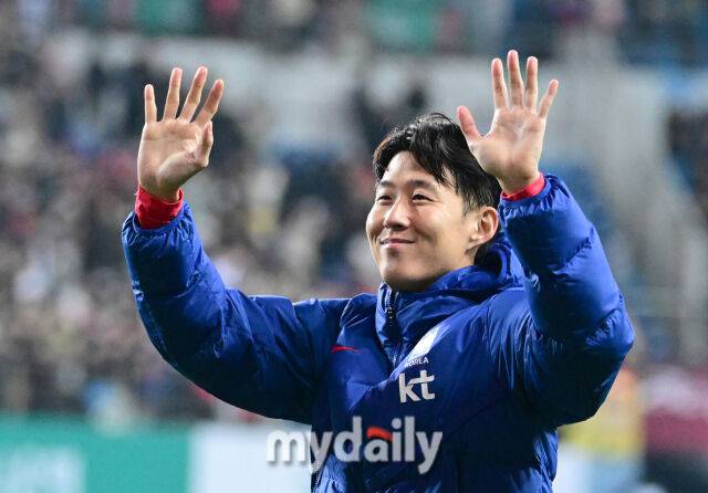 2025년 11월 14일 오후 대전월드컵경기장에서 대한민국과 볼리비아의 친선경기가 열렸다. 손흥민이 2-0으로 승리한 뒤 기뻐하고 있다./마이데일리 DB