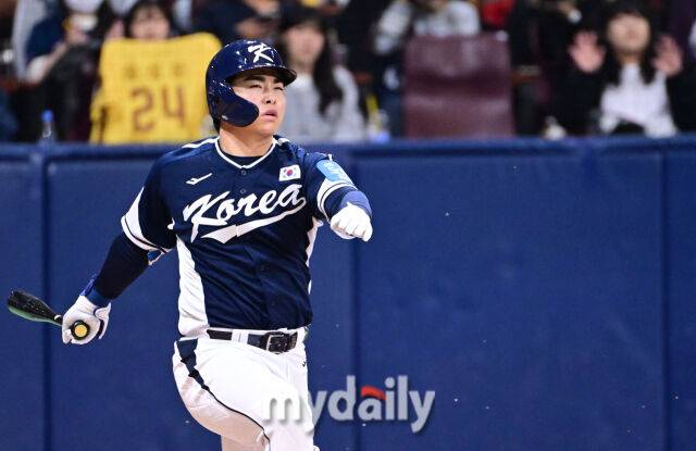 9일 오후 서울 구로구 고척스카이돔에서 진행된 '2025 NAVER K-BASEBALL SERIES' 대한민국-체코와의 평가전 경기. 대한민국 문현빈이 2회초 타격을 하고 있다./마이데일리