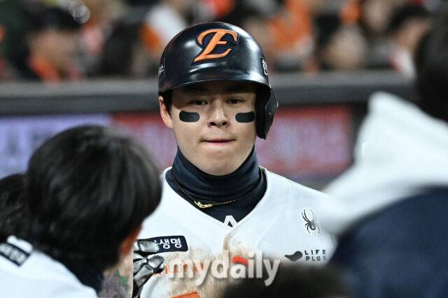 30일 대전 한화생명 볼파크 야구장에서 열린 '2025 신한 SOL 뱅크 KBO 한국시리즈 4차전' LG 트윈스와 한화 이글스 경기. 한화 노시환이 4회말 1사 2-3루 하주석 타구에 선제득점을 올리고 있다./마이데일리