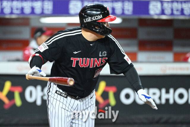 31일 대전 한화생명 볼파크 야구장에서 열린 '2025 신한 SOL 뱅크 KBO 한국시리즈 5차전' LG 트윈스와 한화 이글스 경기.LG 김현수가 1회초 1사 1루에 선제 1타점 적시타를 치고 있다./마이데일리