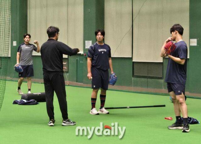 야간 훈련을 진행 중인 롯데 자이언츠 선수단./미야자키(일본) = 박승환 기자