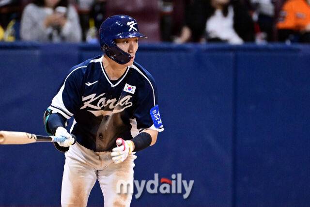 9일 오후 서울 구로구 고척스카이돔에서 진행된 '2025 NAVER K-BASEBALL SERIES' 대한민국-체코와의 평가전 경기. 대한민국 신민재가 4회초 적시타를 때리고 있다./마이데일리