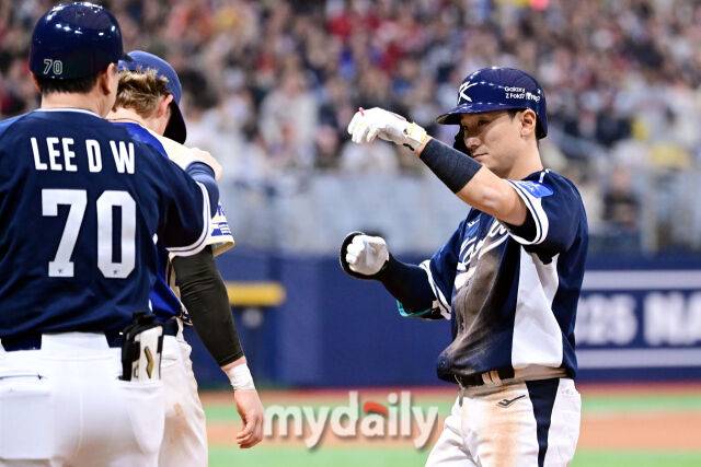 9일 오후 서울 구로구 고척스카이돔에서 진행된 '2025 NAVER K-BASEBALL SERIES' 대한민국-체코와의 평가전 경기. 대한민국 신민재가 4회초 1사 2,3루에서 적시타를 때린 뒤 기뻐하고 있다./마이데일리