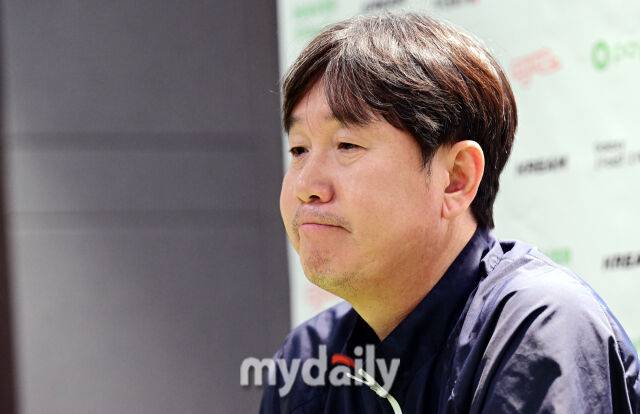 야구대표팀 류지현 감독이 9일 오후 서울 구로구 고척스카이돔에서 열리는 '2025 NAVER K-BASEBALL SERIES' 대한민국과 체코의 평가전 경기에 앞서 취재진과 인터뷰를 나누고 있다./마이데일리