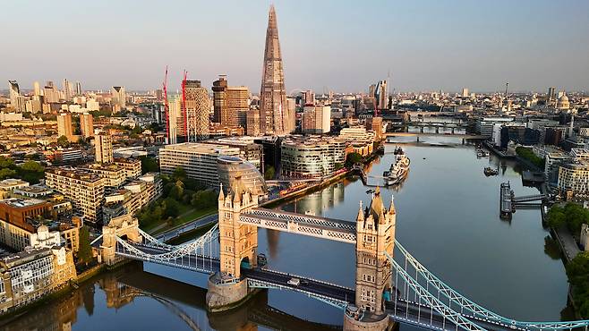 영국 런던의 런던 타워와 타워브리지 뒤로 고층건물 ‘더 샤드’가 보인다. [로이터]
