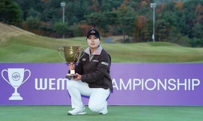 우승 트로피를 들고 포즈를 취한 홍정민. [사진=대회 조직위 제공]