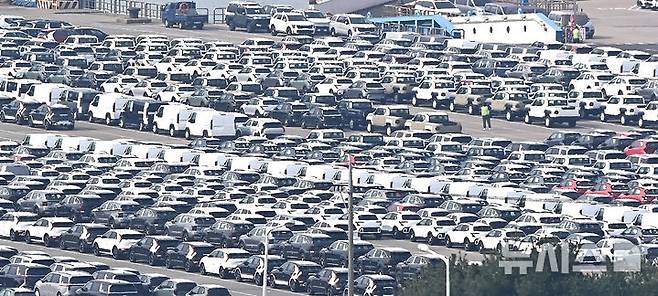 [평택=뉴시스] 김종택 기자 = 30일 경기 평택시 포승읍 평택항 자동차 전용부두에 선적을 기다리는 수출용 차량이 세워져 있다. 한미 정상회담을 계기로 양국간 관세협상이 타결됨에 따라 미국은 우리나라에 대한 상호관세를 15%로 유지하고 자동차 및 부품 관세도 현행 25%에서 15%로 인하하기로 했다. 2025.10.30. jtk@newsis.com