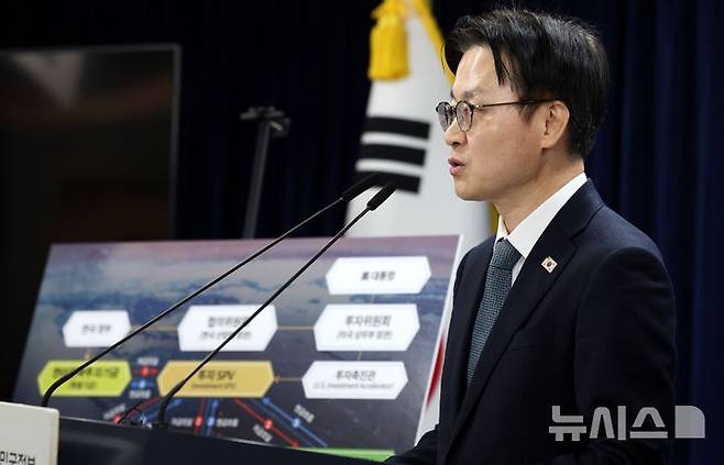 [서울=뉴시스] 추상철 기자 = 김정관 산업통상부 장관과 여한구 통상교섭본부장이 14일 오후 서울 종로구 정부서울청사에서 '한미 관세협상 팩트시트 및 MOU' 관련 브리핑을 하고 있다. 2025.11.14. scchoo@newsis.com