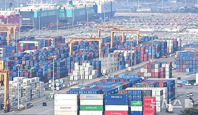 [평택=뉴시스] 김종택 기자 = 30일 경기 평택시 포승읍 평택항에 수출입 컨테이너가 쌓여 있다. 2025.10.30. jtk@newsis.com