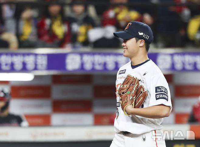 [대전=뉴시스] 김근수 기자 = 31일 대전 중구 한화생명볼파크에서 열린 2025 KBO 한국시리즈 5차전 LG 트윈스와 한화 이글스의 경기, 3회초 한화 두번째 투수 정우주가 LG 오스틴을 삼진으로 잡아내고 기뻐하고 있다. 2025.10.31. ks@newsis.com
