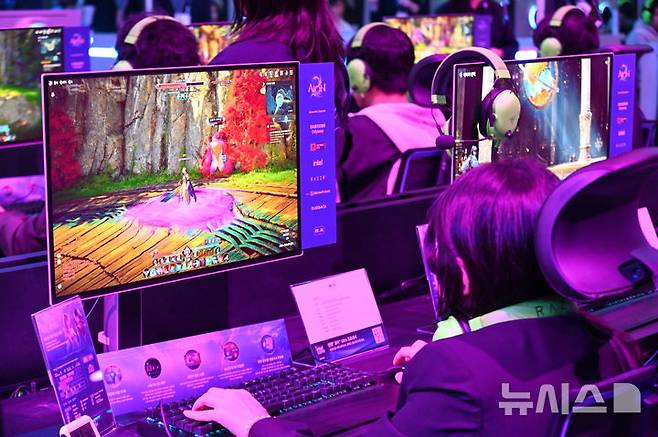 [부산=뉴시스] 윤정민 기자 = 14일 오전 부산 벡스코에서 진행 중인 '지스타 2025' 엔씨소프트 부스에서 한 참관객이 '아이온2'를 시연하고 있다. 2025.11.15. alpaca@newsis.com