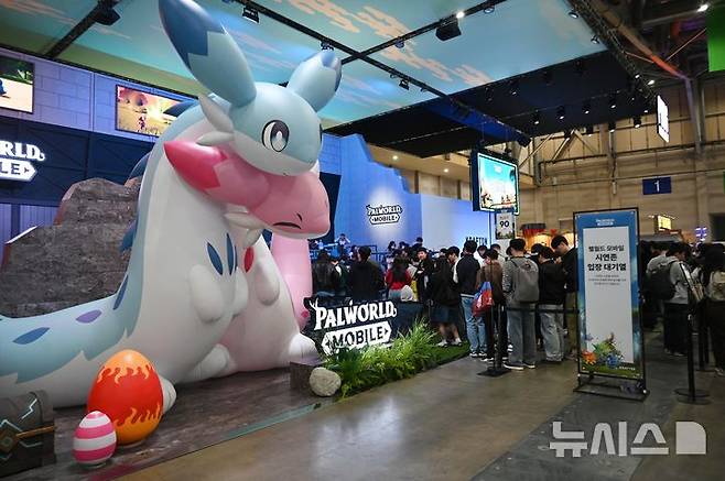 [부산=뉴시스] 윤정민 기자 = 14일 오전 부산 벡스코에서 진행 중인 '지스타 2025' 크래프톤 부스에서 참관객들이 '팰월드 모바일' 시연을 위해 대기하고 있다. 2025.11.15. alpaca@newsis.com