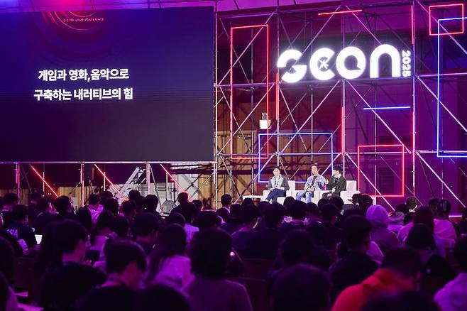 [부산=뉴시스] 영화 '파묘', '명량', '극한직업', '1987' 등의 음악을 작업한 김태성 음악감독(왼쪽)이 야마오카 아키라 슈퍼 트릭 게임즈 사운드 디자이너(가운데), 최성운 스튜디오언볼트 PD 등과 함께 지난 13일 부산 벡스코에서 진행된 지스타 글로벌 게임 컨퍼런스 'G-CON 2025'에서 '게임과 영화, 음악으로 구축하는 내러티브의 힘' 세션 토의에 참석했다. (사진=지스타조직위원회 제공) *재판매 및 DB 금지