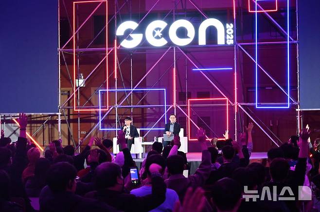 [부산=뉴시스] 윤정민 기자 = 일본 '드래곤 퀘스트' 게임 등으로 유명한 게임 디자이너 호리이 유지(왼쪽)가 14일 오후 부산 벡스코에서 진행된 지스타 글로벌 게임 컨퍼런스 'G-CON 2025'에 참석했다. 2025.11.16. alpaca@newsis.com