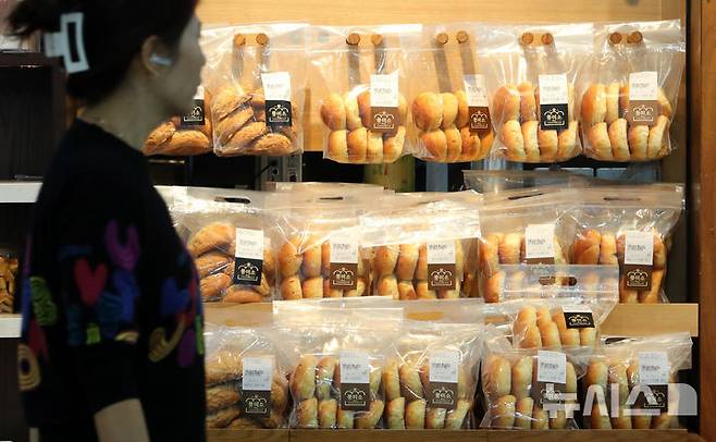 [서울=뉴시스] 김혜진 기자 = 사진은 지난달 9일 서울 시내 한 대형마트에 빵이 진열돼 있는 모습. 2025.10.09. jini@newsis.com