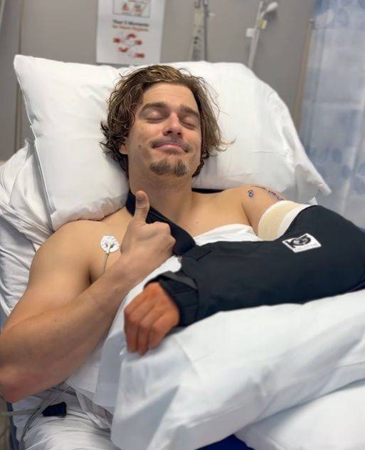 [서울=뉴시스] 팔꿈치 수술을 받은 사실을 알린 엔리케 에르난데스. (사진 = 엔리케 에르난데스 인스타그램 캡처) *재판매 및 DB 금지