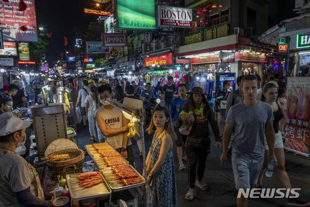 [방콕=AP/뉴시스]지난 3일 태국 방콕의 카오산길을 외국인 관광객들이 구경하고 있다. 2020.02.08.