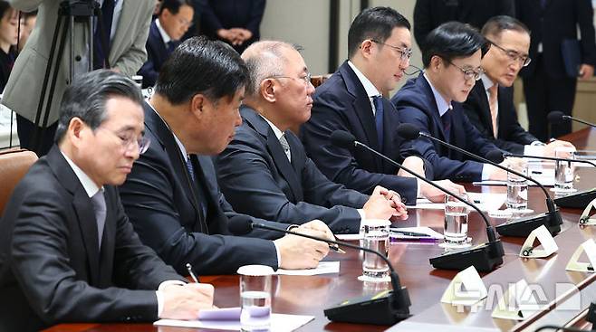 [서울=뉴시스] 고범준 기자 = 참모진과 재계 총수들이 16일 서울 용산 대통령실 청사에서 열린 한미 관세협상 후속 민관 합동회의에서 이재명 대통령의 발언을 듣고 있다. (대통령실통신사진기자단) 2025.11.16. bjko@newsis.com