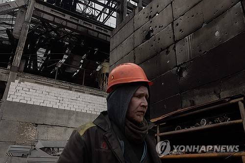 13일(현지시간) 러시아 공습으로 파괴된 우크라 최대 민간 에너지업체 DTEK의 발전소 모습 [AFP 연합뉴스 자료사진]