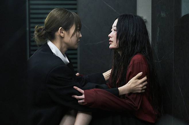 전소니는 극 중 조은수에 대해 "저에게는 없는 대담함과 자신의 것을 내던지고 갈 수 있는 사람이어서 너무 멋졌다"며 "저와 닮은 점이라면 과거의 경험을 반복하지 않기 위해 자신을 몰아붙이는 부분이 비슷하다"고 말했다. 넷플릭스 제공