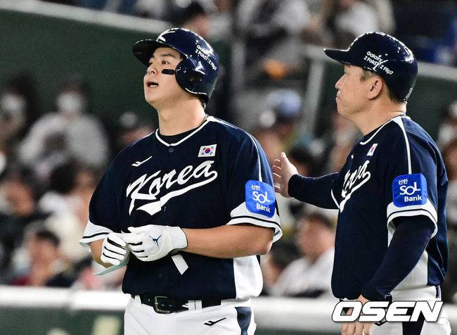 [OSEN=도쿄(일본), 조은정 기자]15일 일본 도쿄돔에서 ‘2025 NAVER K-BASEBALL SERIES’ 대한민국과 일본의 1차전 경기가 열렸다. 한국은 곽빈, 일본은 소타니 류헤이를 선발투수로 내세웠다. 6회초 2사 1루에서 대한민국 노시환이 2루땅볼로 물러나며 아쉬워하고 있다. 2025.11.15. /cej@osen.co.kr