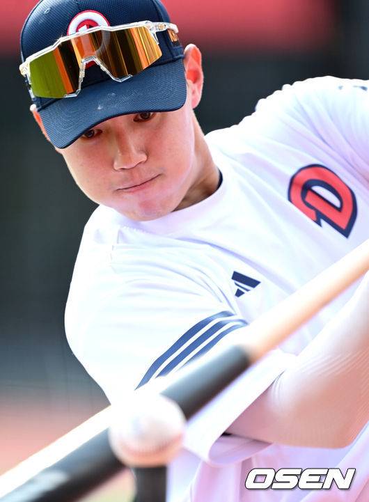 [OSEN=수원, 최규한 기자] 26일 오후 경기도 수원 KT위즈파크에서 ‘2025 신한 SOL Bank KBO리그’ KT 위즈와 두산 베어스의 경기가 열린다.홈팀 KT는 소형준, 방문팀 두산은 최승용을 선발로 내세운다.경기를 앞두고 두산 박준영이 타격 훈련을 펼치고 있다. 2025.03.26 / dreamer@osen.co.kr