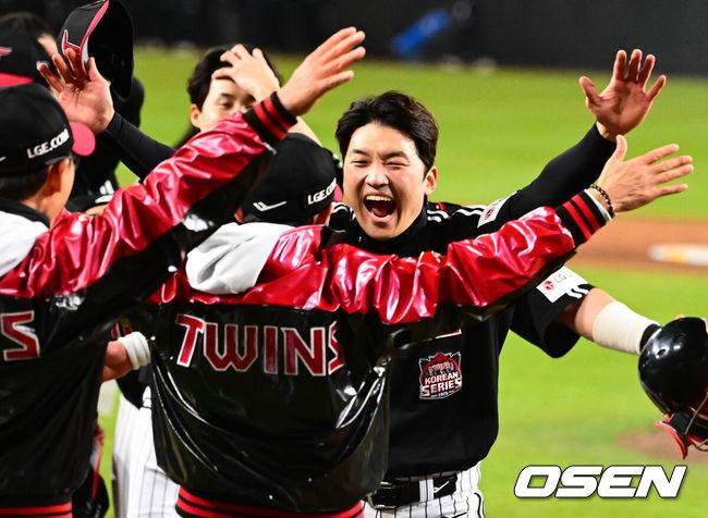 [OSEN=대전, 지형준 기자] 프로야구 LG 트윈스는 31일 대전 한화생명볼파크에서 열린 2025 신한 SOL뱅크 KBO 한국시리즈(7전 4선승제) 한화 이글스와의 5차전에서 4-1로 승리했다.정규시즌 1위 LG는 시리즈 전적 4승 1패로 통합우승 금자탑을 쌓았다. LG의 통합우승은 1990년, 1994년, 2023년에 이은 통산 4번째로, 염경엽 감독은 2023년 부임 후 3년 사이 팀을 두 차례나 정상에 올려놓는 위대한 업적을 달성했다. LG 박해민이 염경엽 감독과 우승을 기뻐하고 있다. 2025.10.31 /jpnews@osen.co.kr