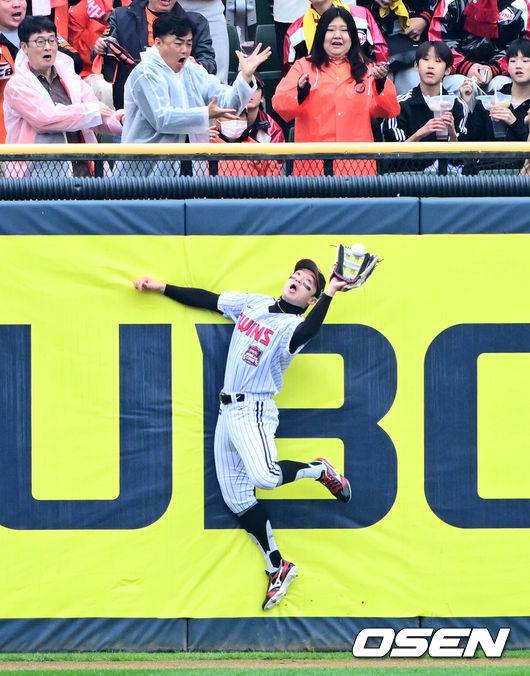 [OSEN=잠실, 지형준 기자] 26일 오후 서울 잠실야구장에서 2025 신한 SOL Bank KBO리그 포스트시즌 한국시리즈 1차전 LG 트윈스와 한화 이글스의 경기가 열렸다.LG는 앤더스 톨허스트, 한화는 문동주를 선발 투수로 내세웠다. 1회초 1사 1루에서 LG 박해민이 한화 문현빈이 안타성 타구를 처리하고 있다. 2025.10.26 /jpnews@osen.co.kr