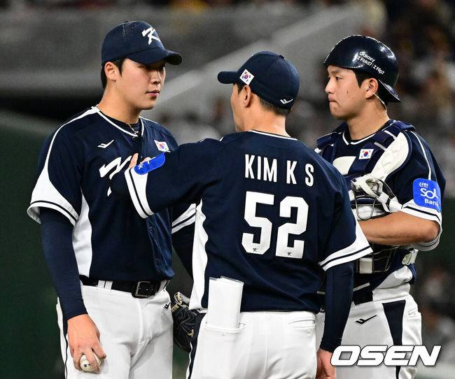 [OSEN=도쿄(일본), 조은정 기자]15일 일본 도쿄돔에서 ‘2025 NAVER K-BASEBALL SERIES’ 대한민국과 일본의 1차전 경기가 열렸다.한국은 곽빈, 일본은 소타니 류헤이를 선발투수로 내세웠다.8회말 무사 만루에서 대한민국 김광삼 코치가 마운드에 올라 이민석과 이야기를 나누고 있다. 2025.11.15. /cej@osen.co.kr