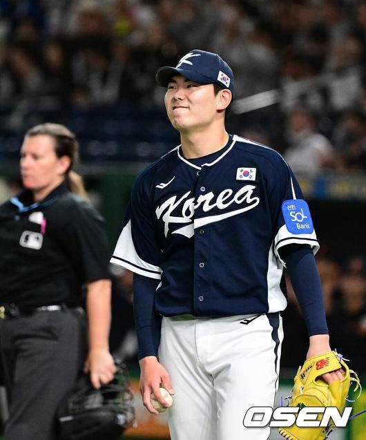 [OSEN=도쿄(일본), 조은정 기자] 15일 일본 도쿄돔에서 ‘2025 NAVER K-BASEBALL SERIES’ 대한민국과 일본의 1차전 경기가 열렸다.한국은 곽빈, 일본은 소타니 류헤이를 선발투수로 내세웠다.5회말 무사 만루에서 대한민국 성영탁이 일본 사카모토에게 투수 앞 내야안타로 실점하며 아쉬워하고 있다. 2025.11.15. /cej@osen.co.kr