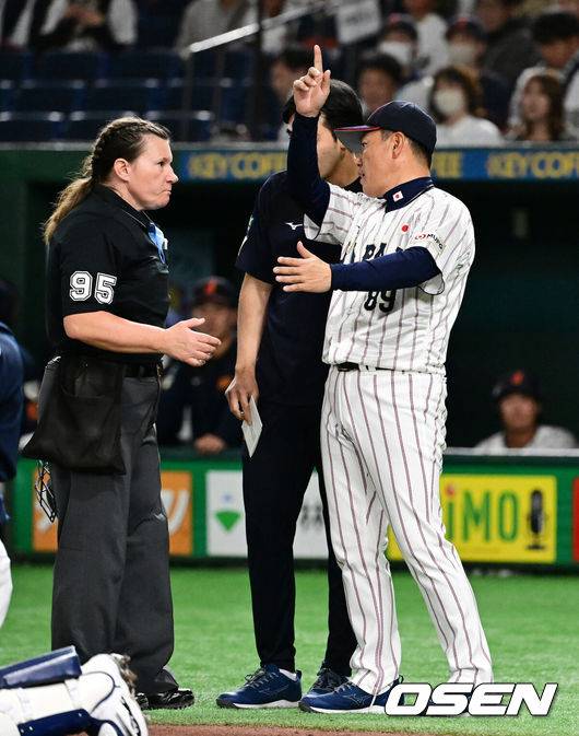 [OSEN=도쿄(일본), 조은정 기자]15일 일본 도쿄돔에서 ‘2025 NAVER K-BASEBALL SERIES’ 대한민국과 일본의 1차전 경기가 열렸다.한국은 곽빈, 일본은 소타니 류헤이를 선발투수로 내세웠다.5회말 무사에서 일본 노무라가 천장을 맞고 2루타로 출루했지만 판정 결과 파울로 선언되자 이바타 히로카즈 감독이 그라운드로 나와 심판과 이야기를 나누고 있다. 2025.11.15. /cej@osen.co.kr