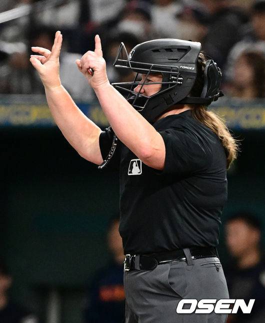 [OSEN=도쿄(일본), 조은정 기자]15일 일본 도쿄돔에서 ‘2025 NAVER K-BASEBALL SERIES’ 대한민국과 일본의 1차전 경기가 열렸다.한국은 곽빈, 일본은 소타니 류헤이를 선발투수로 내세웠다.주심을 맡은 젠 파월 심판. 2025.11.15. /cej@osen.co.kr