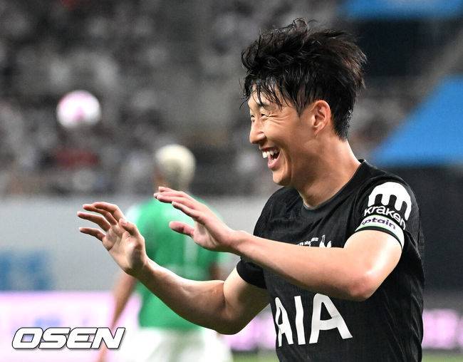 [OSEN=서울월드컵경기장, 이대선 기자] 3일 오후 서울월드컵경기장에서 쿠팡플레이 시리즈 2025&nbsp;2경기, 토트넘 홋스퍼 FC와 뉴캐슬 유나이티드 FC의 프리시즌 친선경기가 열렸다.토트넘 손흥민의 고별전이자 양민혁과 뉴캐슬 박승수의 맞대결로 주목받는 이번 경기는 단순한 프리시즌 친선경기가 아닌, 전설의 마지막, 신예의 등장 교차점이라는 특별한 의미가 더해진다.전반 토트넘 홋스퍼 손흥민이 브레넌 존슨 선제골에 웃고 있다. 2025.08.03 /sunday@osen.co.kr