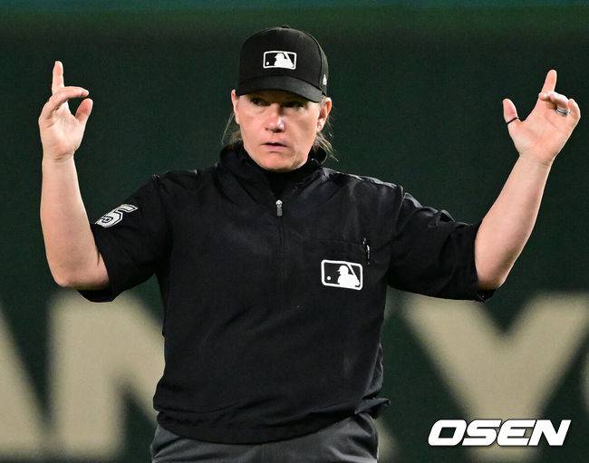 [OSEN=도쿄(일본), 조은정 기자] 16일 오후 일본 도쿄돔에서  ‘2025 NAVER K-BASEBALL SERIES’ 대한민국과 일본의 2차전 경기가 열렸다.한국은 정우주, 일본은 카네마루 유메토를 선발투수로 내세웠다.젠 파월 2루심이 그라운드를  바라보고 있다. 2025.11.16 /cej@osen.co.kr