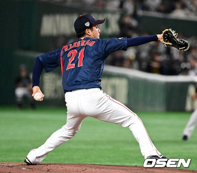 [OSEN=도쿄(일본), 조은정 기자] 16일 오후 일본 도쿄돔에서  ‘2025 NAVER K-BASEBALL SERIES’ 대한민국과 일본의 2차전 경기가 열렸다.한국은 정우주, 일본은 카네마루 유메토를 선발투수로 내세웠다.1회말 무사에서 일본 선발투수 카네마루 유메토가 역투하고 있다. 2025.11.16 /cej@osen.co.kr