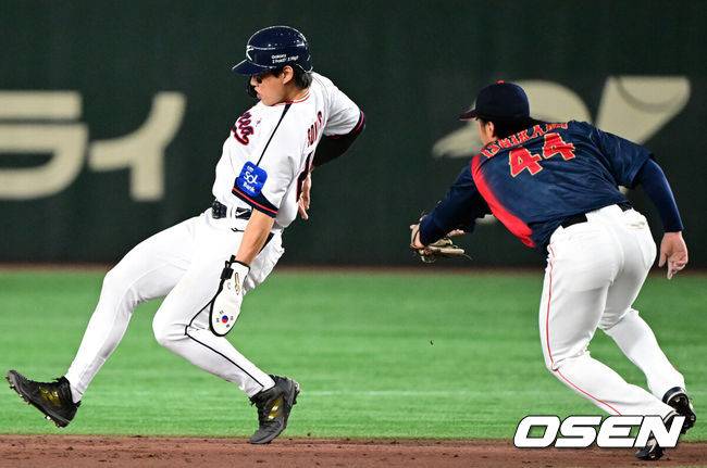 [OSEN=도쿄(일본), 조은정 기자] 16일 오후 일본 도쿄돔에서  ‘2025 NAVER K-BASEBALL SERIES’ 대한민국과 일본의 2차전 경기가 열렸다.한국은 정우주, 일본은 카네마루 유메토를 선발투수로 내세웠다.3회말 2사 1,3루에서 대한민국 1루주자 송성문이 더블스틸 작전을 성공시키고 있다. 2025.11.16 /cej@osen.co.kr