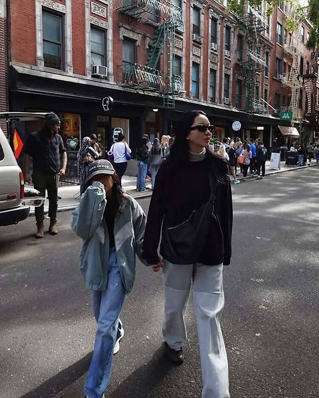 뉴욕 거리에서 딸 리사 양과 나란히 걷고 있는 장윤주. 장윤주&nbsp;인스타그램 캡처