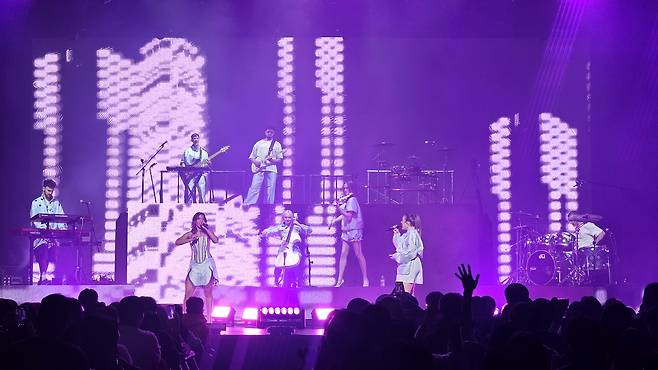 지난 14일 서울 블루스퀘어에서 공연을 펼치면서 2년 만에 한국을 찾은&nbsp;일렉트로니카 크로스오버 그룹 클린 밴딧은&nbsp;“한국은 세계에서 제일 좋아하는 곳 중 하나이며 한국 팬들은 최고의 관객”이라고 말했다.&nbsp;