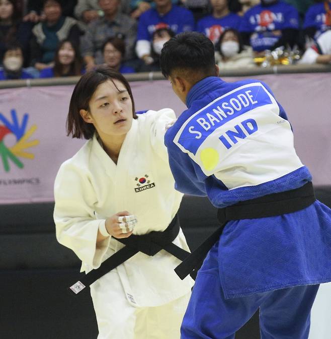 서은지(왼쪽)가 16일 일본 도쿄 무도관에서 열린 2025 도쿄 데플림픽 유도 여자 57㎏급 동메달 결정전에서 상대와 겨루고 있다.&nbsp;도쿄=공동취재단