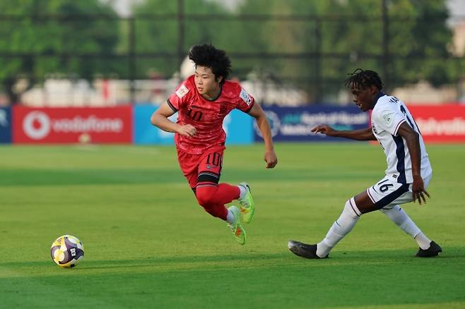 한국 17세 이하 축구 국가대표 김예건이 15일(한국시간) 카타르 도하의 어스파이어존에서 열린 2025 국제축구연맹(FIFA) U17 월드컵 32강 잉글랜드와의 경기에서 드리블하고 있다. 대한축구협회 제공