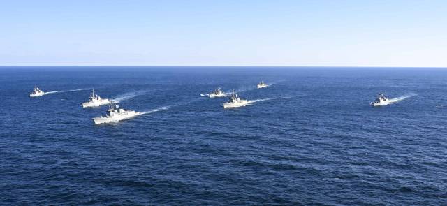 해군이 지난 11월 10일 동해상에서 처음으로 이지스구축함 3대가 동시 출격하는 함대급 해상기동훈련을 실시한 가운데 함정들이 전술기동을 하고 있다. 사진 왼쪽부터 왕건함, 정조대왕함. 사진 가운데 앞쪽부터 뒤쪽으로 서애류성룡함, 대청함, 천지함. 사진 오른쪽부터 강감찬함, 율곡이이함. 사진 제공=해군