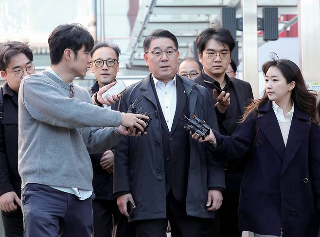 이승우 주가조작 근절 합동대응단 단장이 10월28일 NH투자증권 투자은행(IB) 부문 고위 임원이 상장사 공개매수와 관련한 미공개 정보를 이용했다는 의혹과 관련해 서울 여의도 NH투자증권 본사에서 압수수색을 마친 뒤 현장을 나서고 있다. ⓒ연합뉴스