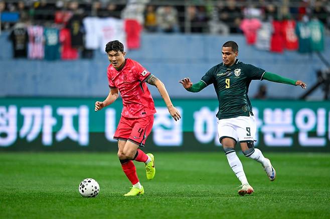 축구국가대표팀 센터백 김민재(왼쪽)가 14일 대전월드컵경기장에서 열린 볼리비아와 홈경기에서 드리블하고 있다. 사진제공｜대한축구협회