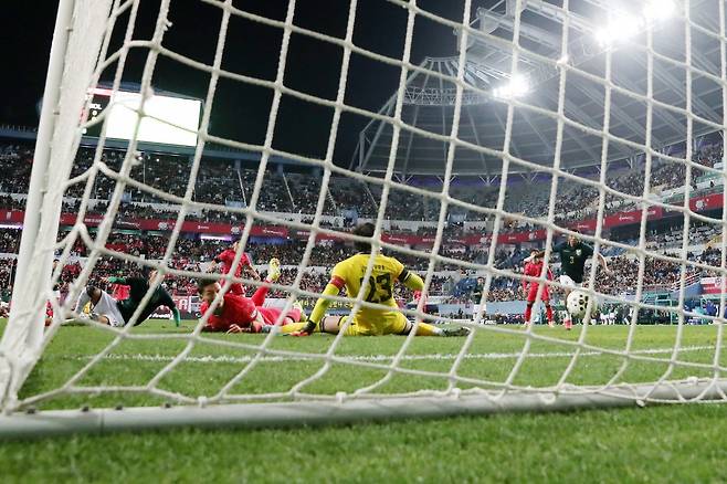 축구대표팀 조규성(가운데)이 14일 대전월드컵경기장서 열린 볼리비아 평가전에서 후반 박판 상대 수비수 견제에 넘어지면서도 집중력을 잃지 않고 공을 골문에 밀어넣고 있다. 대전|뉴시스