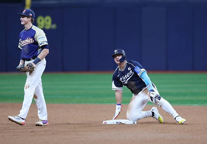 안현민(오른쪽)은 15일 도쿄돔서 열린 ‘K-베이스볼 시리즈’ 한일전서 타구속도 177.8㎞, 비거리 129m의 대형 홈런을 터트렸다. 국제경기서도 좋은 모습을 보이며 단숨에 MLB 진출 유력 후보로 떠올랐다.|뉴시스