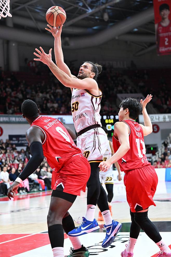 LG 아셈 마레이(가운데)가 16일 안양 정관장 아레나에서 열린 정관장전에서 조니 오브라이언트(왼쪽) 등 상대 수비를 피해 골밑 공격을 시도하고 있다. 사진제공｜KBL