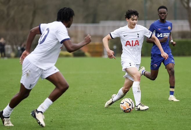 한 윌호프트-킹이 2024년 토트넘 18세 이하 팀 소속으로 첼시 18세 이하 팀과 평가전을 치르고 있다. 토트넘