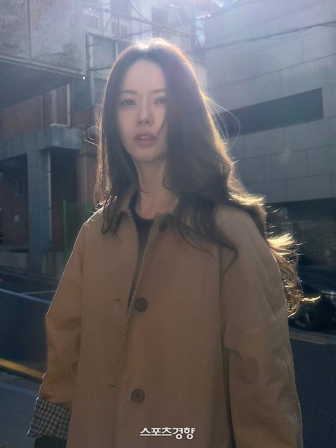 포즈를 취하고 있는 배우 고아라. 본인 인스타그램 계정